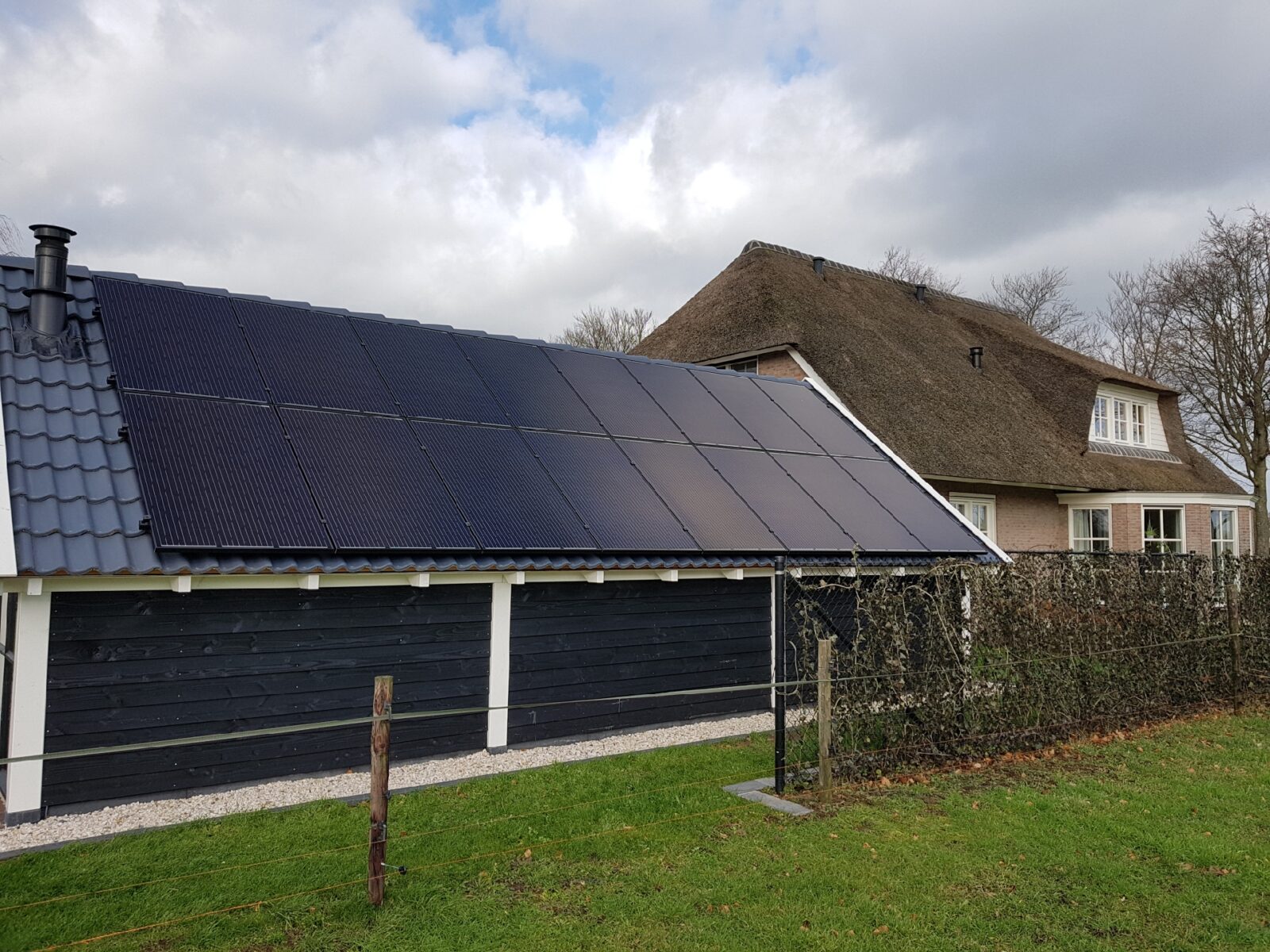 Zonnepanelen op schuur wapenveld