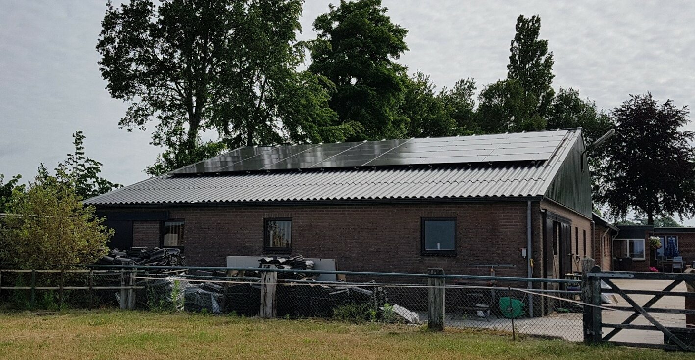 Zonnepanelen op een schuur