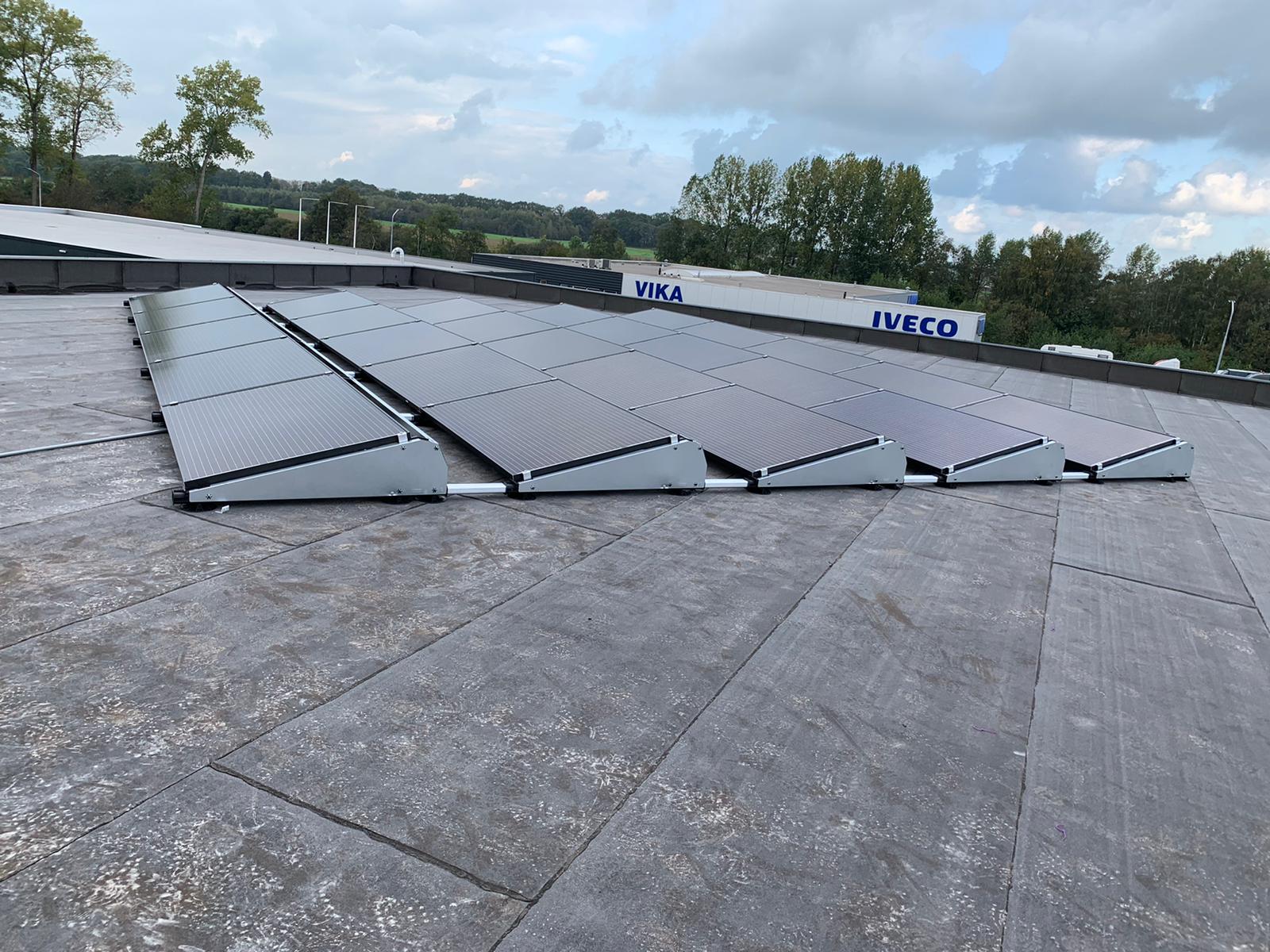 Zonnepanelen op bedrijfspand in Wezep