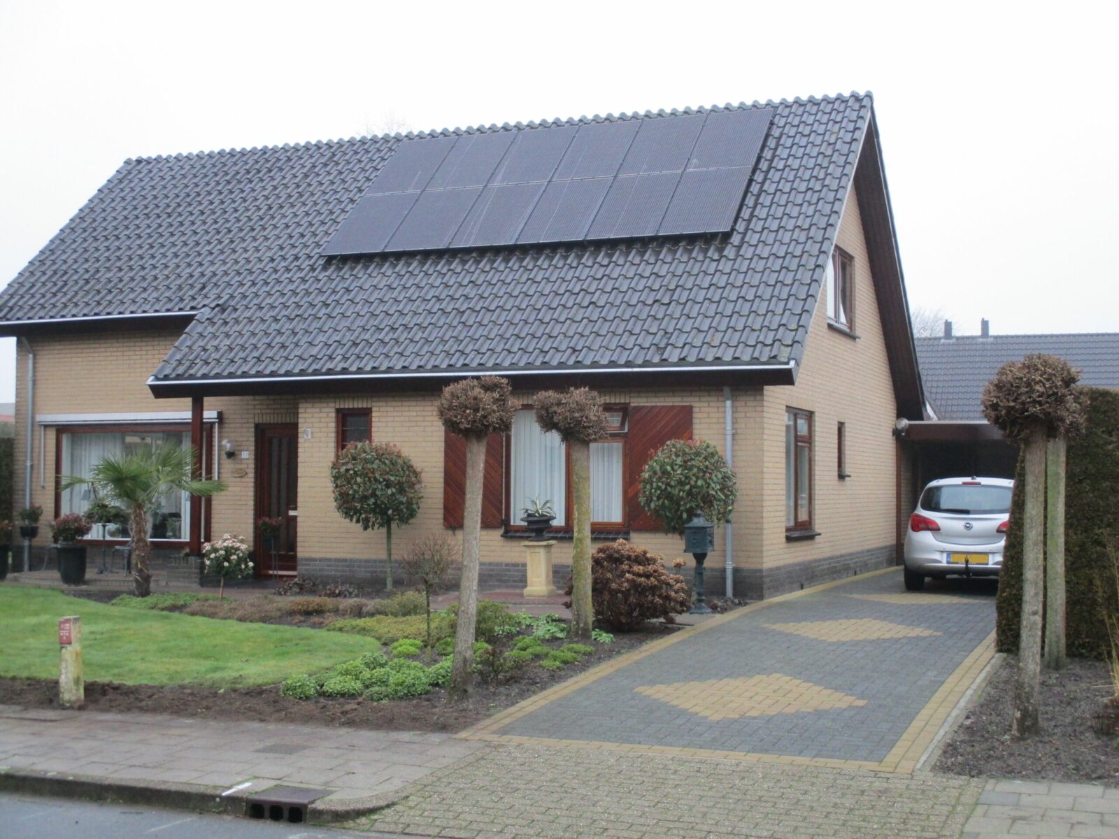Huis met zonnepanelen op het dak