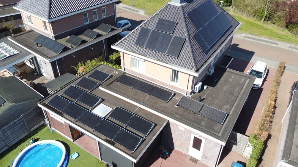 Zonnepanelen op een dak van een woning