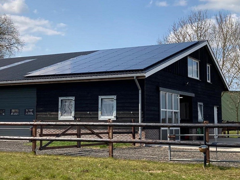 Zonnepanelen op staaldak