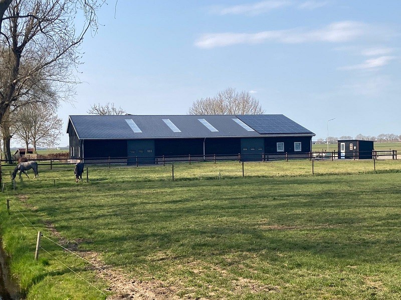 Zonnepanelen op schuur in Wezep