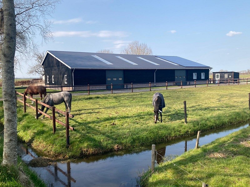 Zonnepanelen op staaldak in Wezep