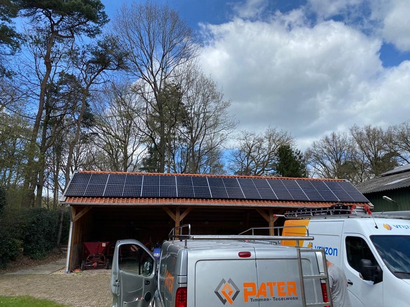 Zonnepanelen op schuur in Oldebroek