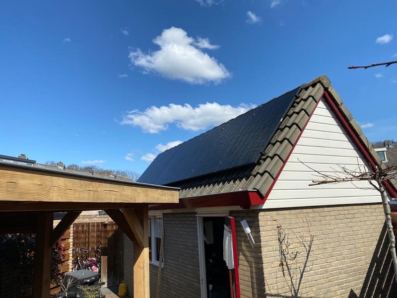 Zonnepanelen op schuur in Nunspeet