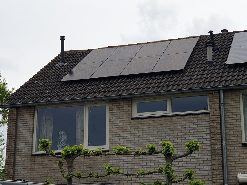 Zonnepanelen op pannendak in Elburg