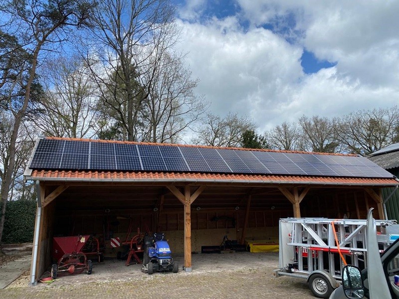 Zonnepanelen op pannendak van schuur
