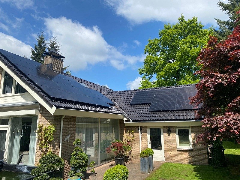 Zonnepanelen op twee dakvlakken in 't Harde