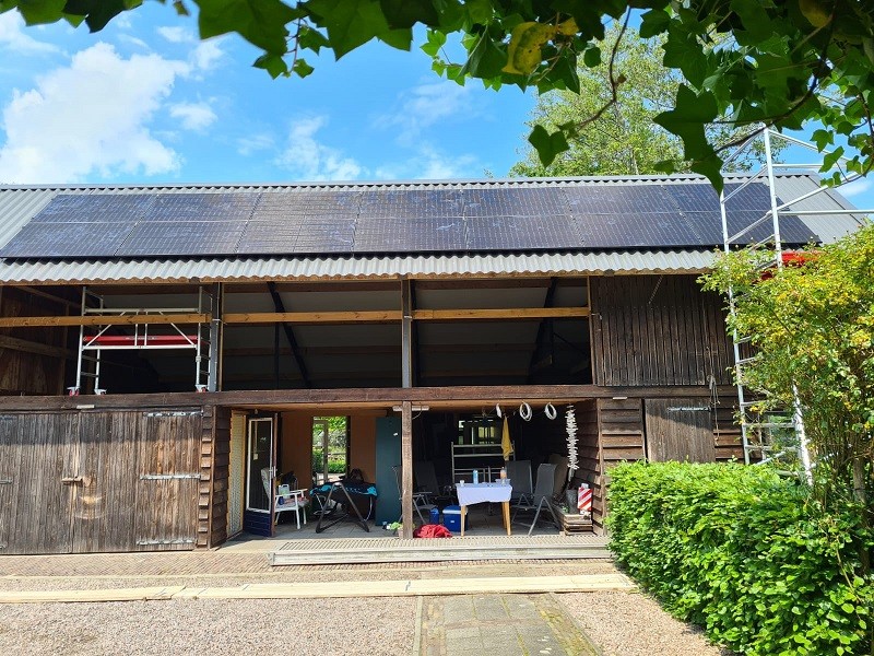 Zonnepanelen op schuur in Oosterwolde