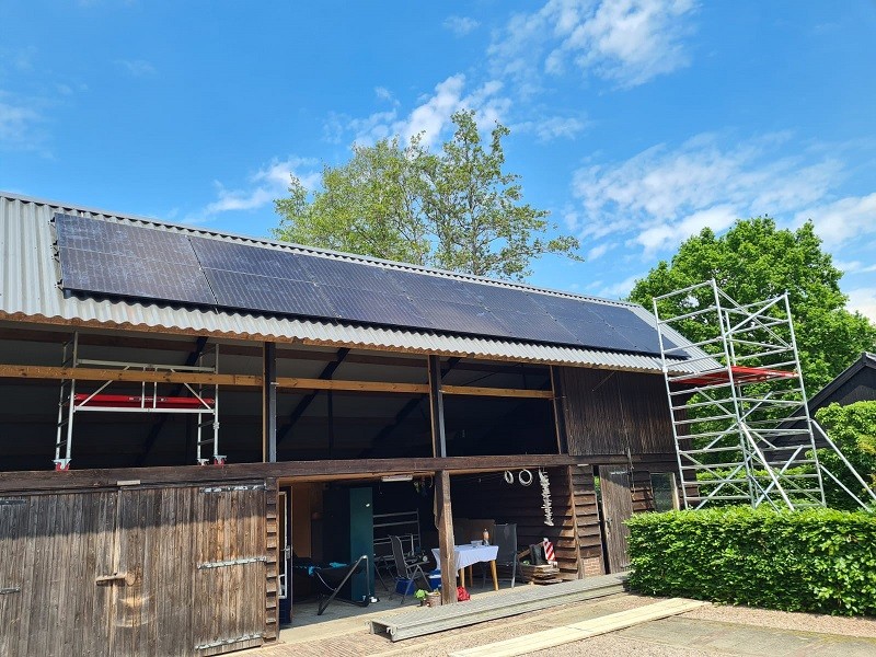 Zonnepanelen op schuur in Oosterwolde