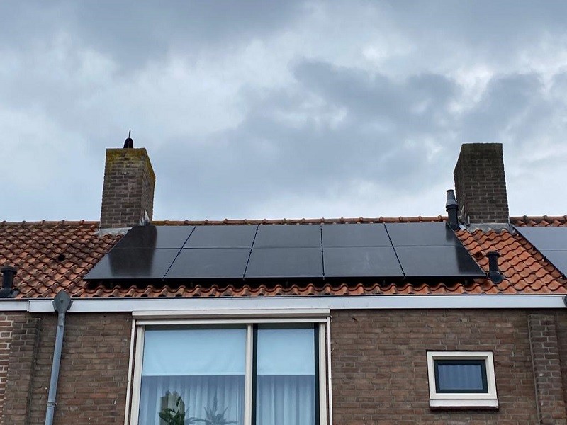 Zonnepanelen op pannendak in Hattem