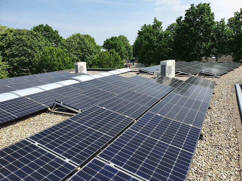 Zonnepanelen op huisartsenpraktijk Meidoorn in Wezep