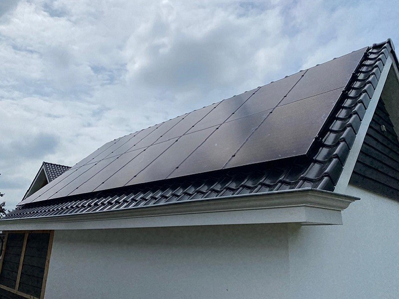Zonnepanelen op schuur in Kamperveen