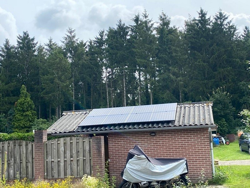 Zonnepanelen op schuurtje