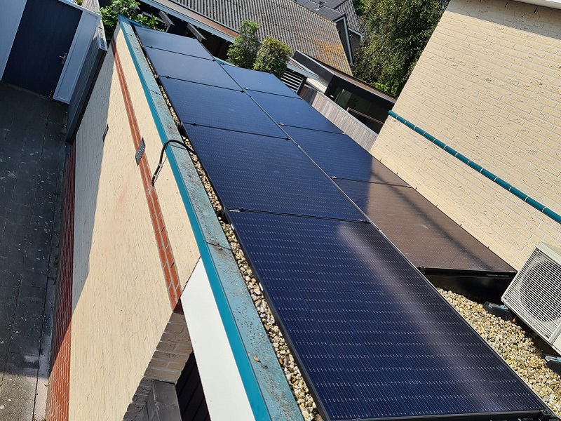 Zonnepanelen plat dak Oldebroek
