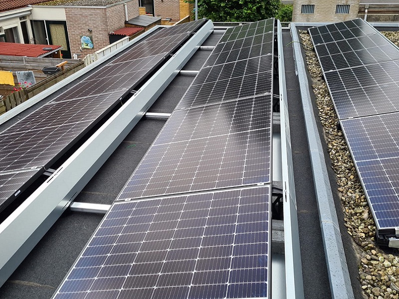 Plat dak systeem zonnepanelen in Nunspeet