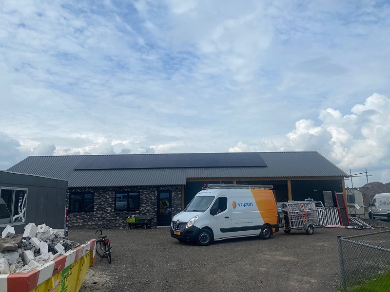 Zonnepanelen op staaldak van schuur in Oosterwolde