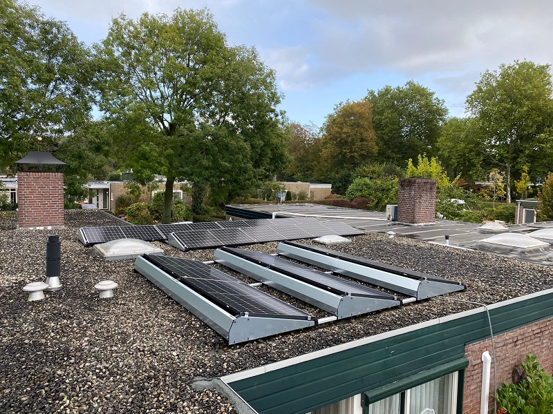 Zonnepanelen op platte dak van woning