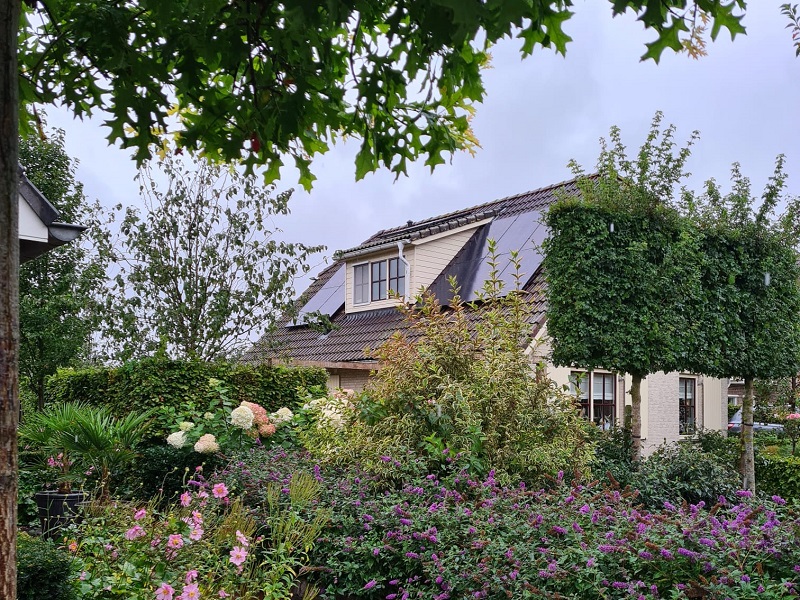 Zwarte zonnepanelen op woning in Oosterwolde