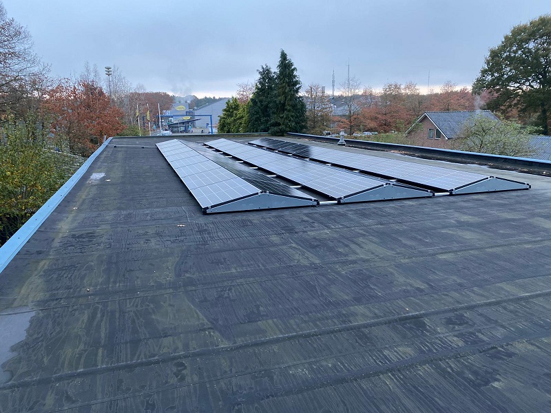 Zonnepanelen op bedrijfsgebouw in Wezep