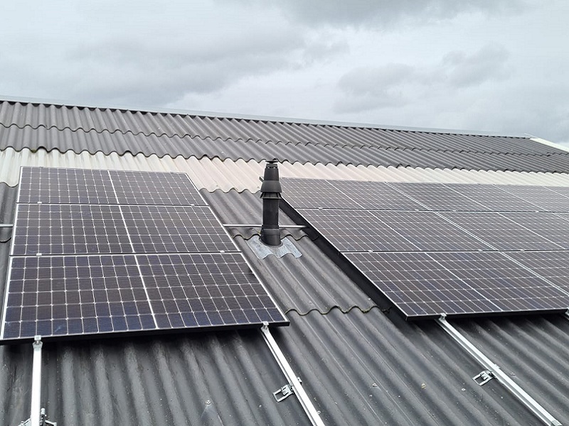 Zonnepanelen portrait op schuurdak