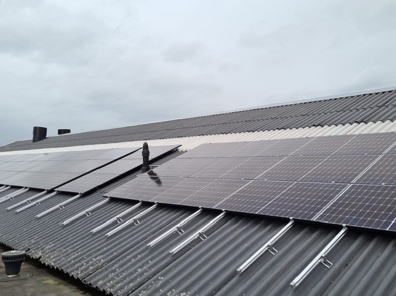 Golfplatendak met zonnepanelen