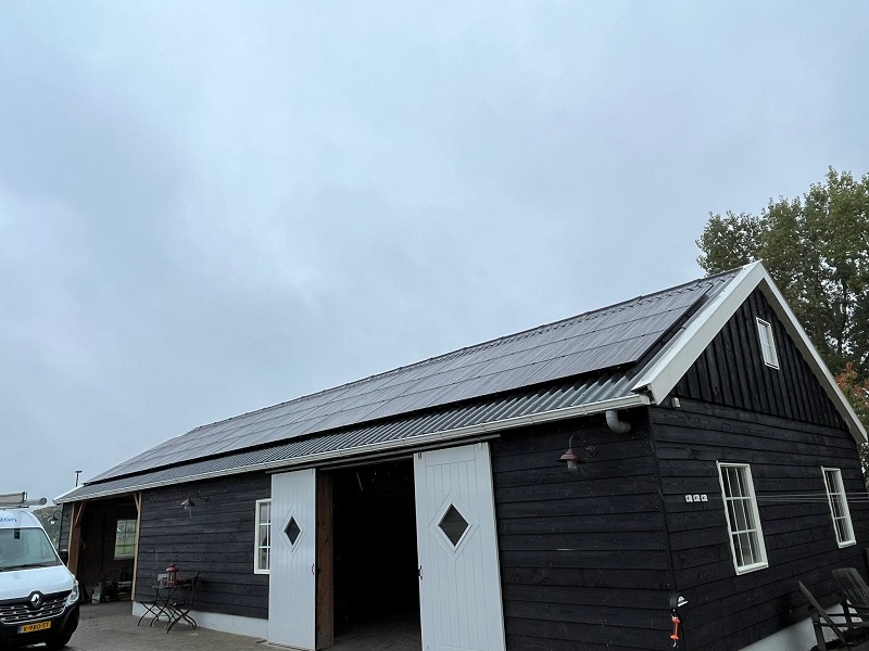 Zonnepanelen op schuur in Oosterwolde