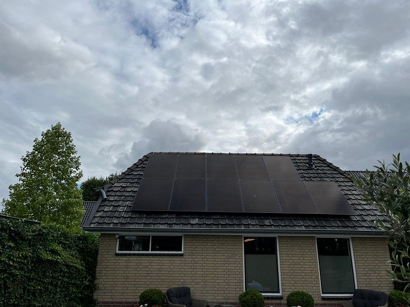 Zonnepanelen op schuurdak in Wezep