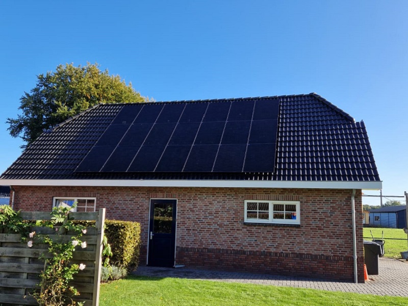 Zonnepanelen op schuur in 't Loo - Oldebroek