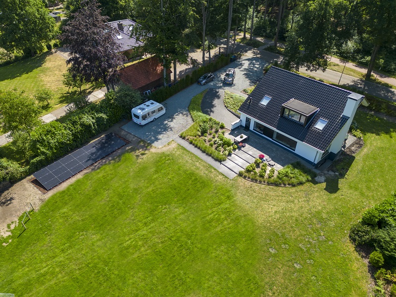 Zonnepanelen in tuin Oldebroek