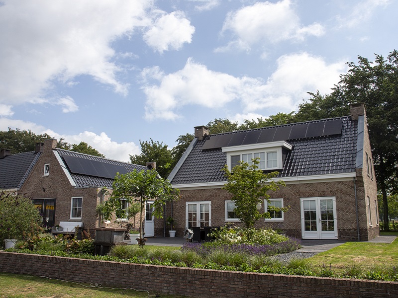Zonnepanelen op schuur en woning in Oldebroek