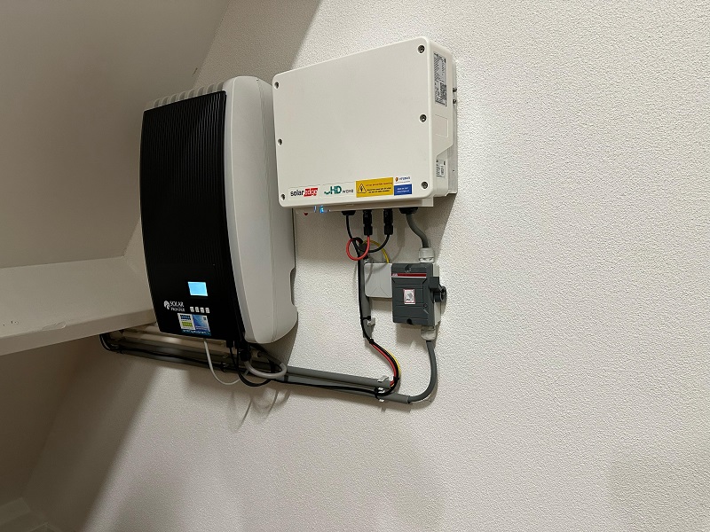 Twee omvormers naast elkaar. Vrijzon levert SolarEdge systeem in Wezep