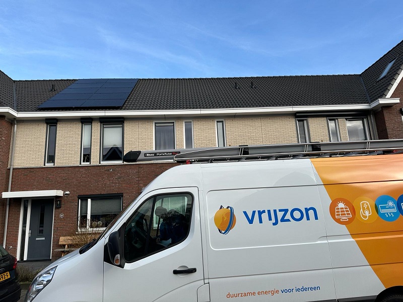 Zonnepanelen op een woning in Oldebroek met een Vrijzon bus