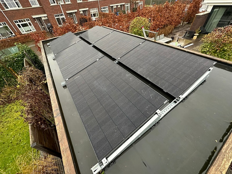 zonnepanelen op een plat dak van de overkapping in Zwolle