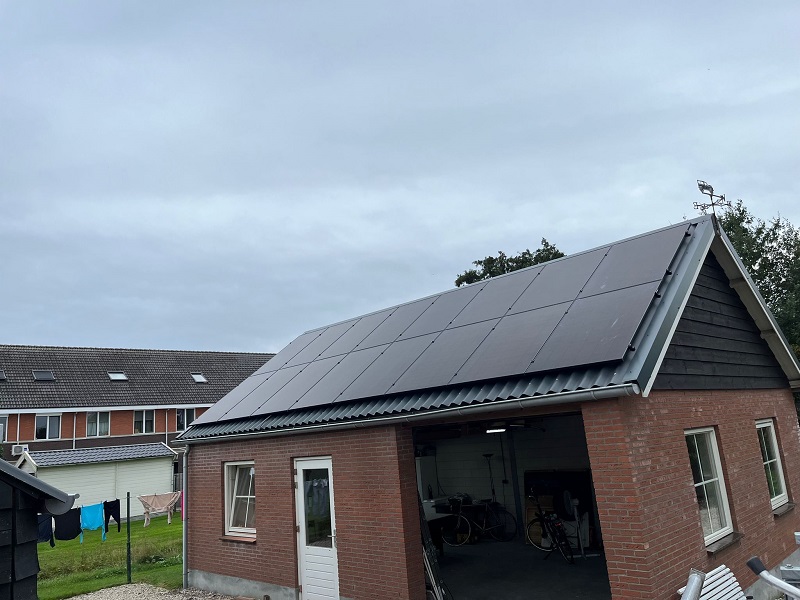 Zonnepanelen op schuur in Oldebroek met hybride omvormer