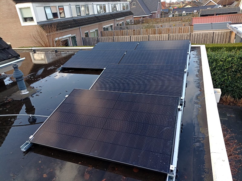 Zonnepanelen op plat dak in 't Loo - Oldebroek