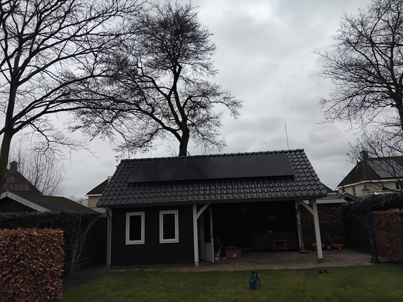 Installatie van zonnepanelen op schuur in Oldebroek