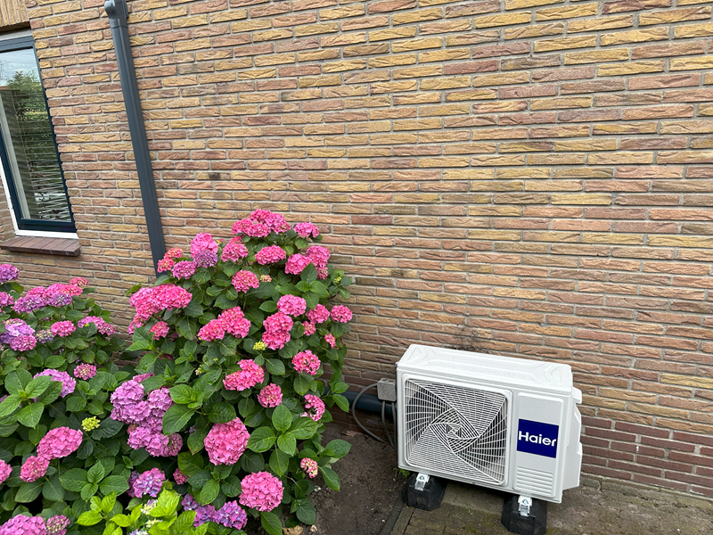 Buitenunit Haier met antraciete goot