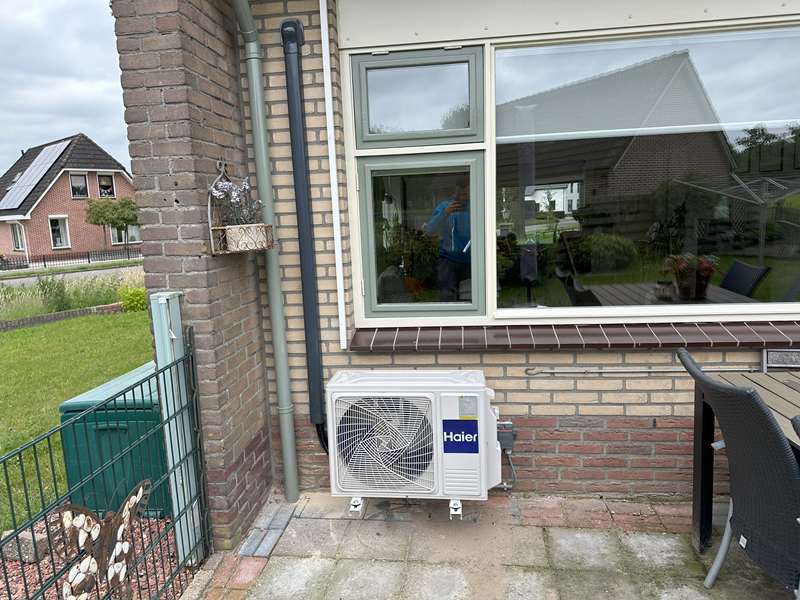 Buitenunit met antraciete goot airco