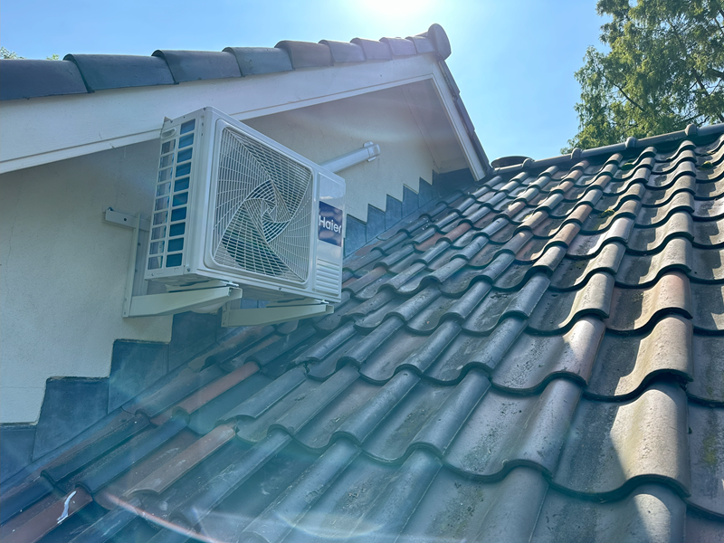 Airco buitenunit boven pannendak