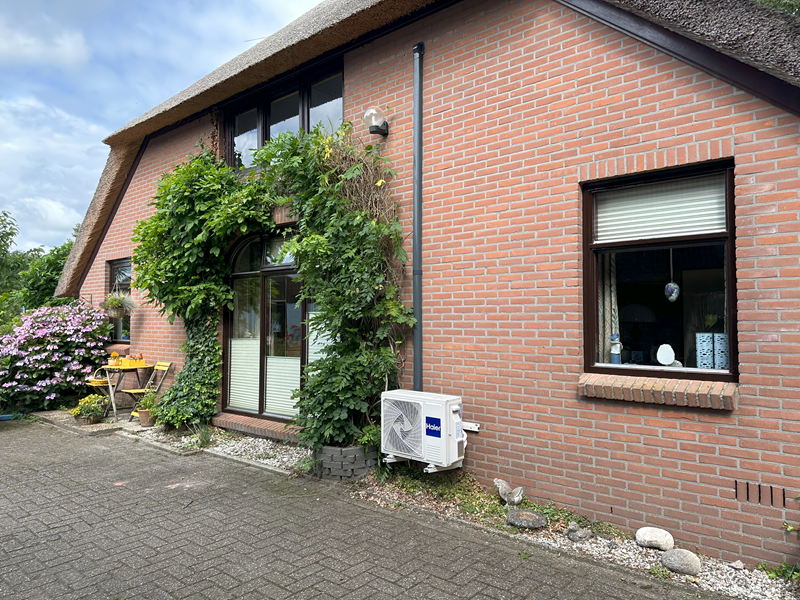 airco Haier met antraciete goot Oldebroek