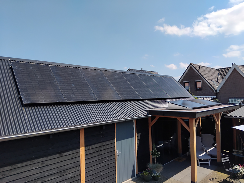 Zonnepanelen stalen golfplatendak Elburg